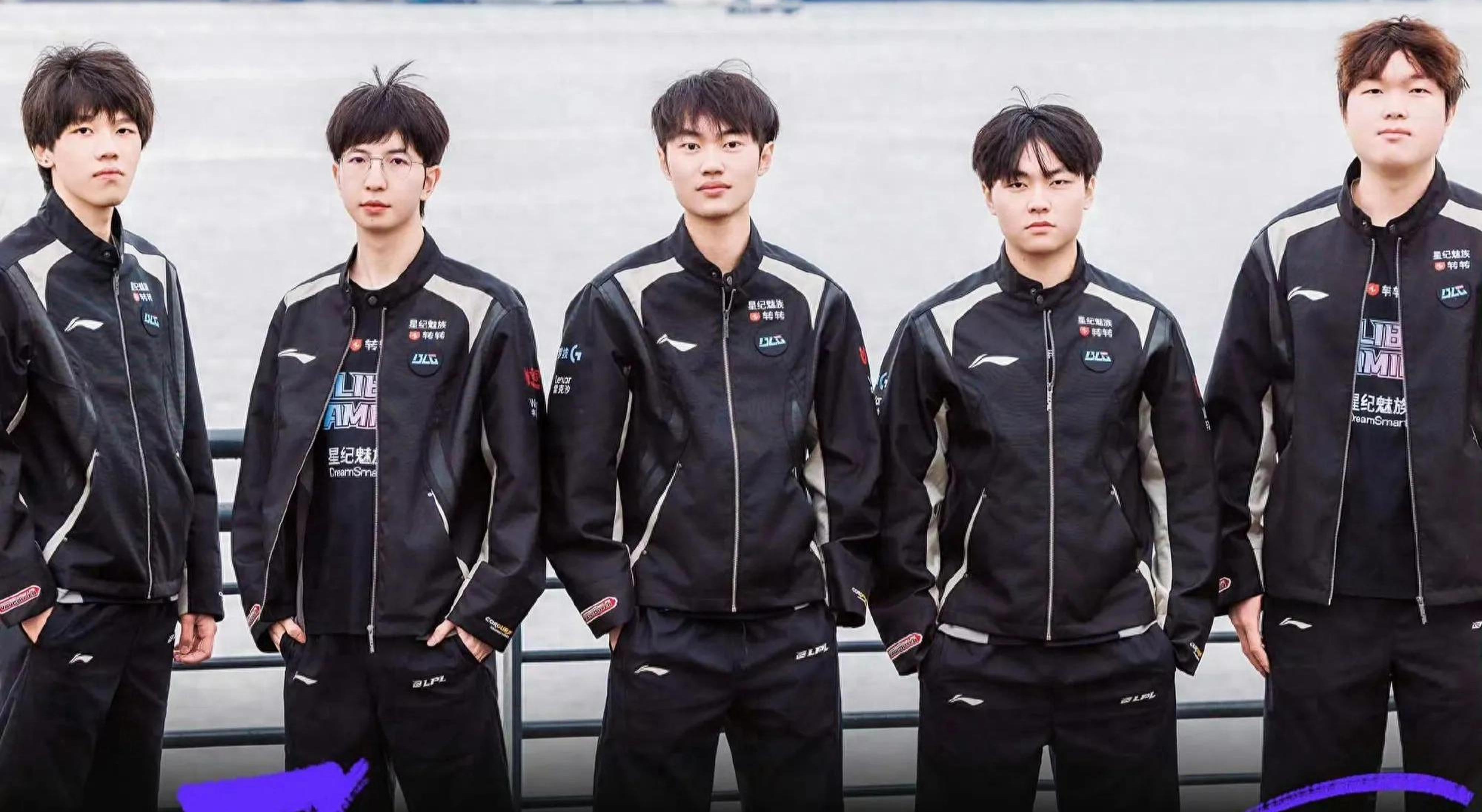 年轻才俊崭 年轻才俊崭