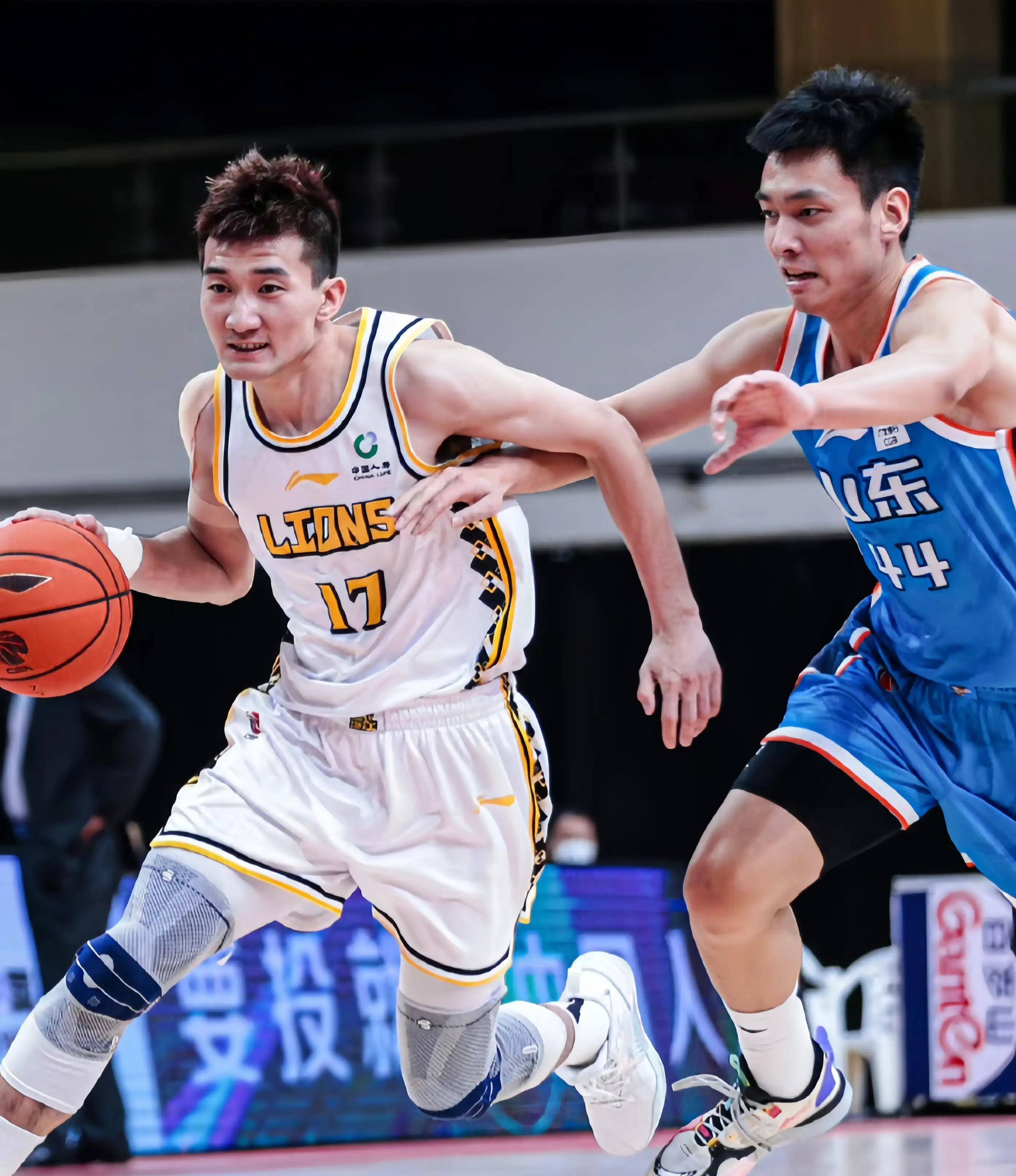 在远端形成 在远端形成